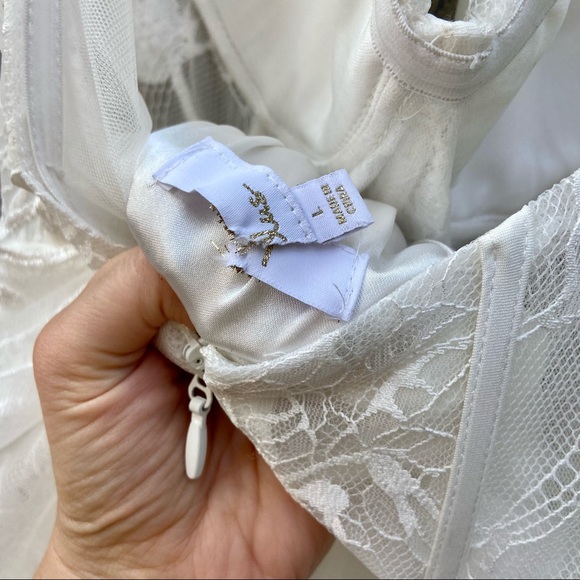 White Lace Bustier Embroidered Dress w/ Train 🤍 - Picture 13 of 15